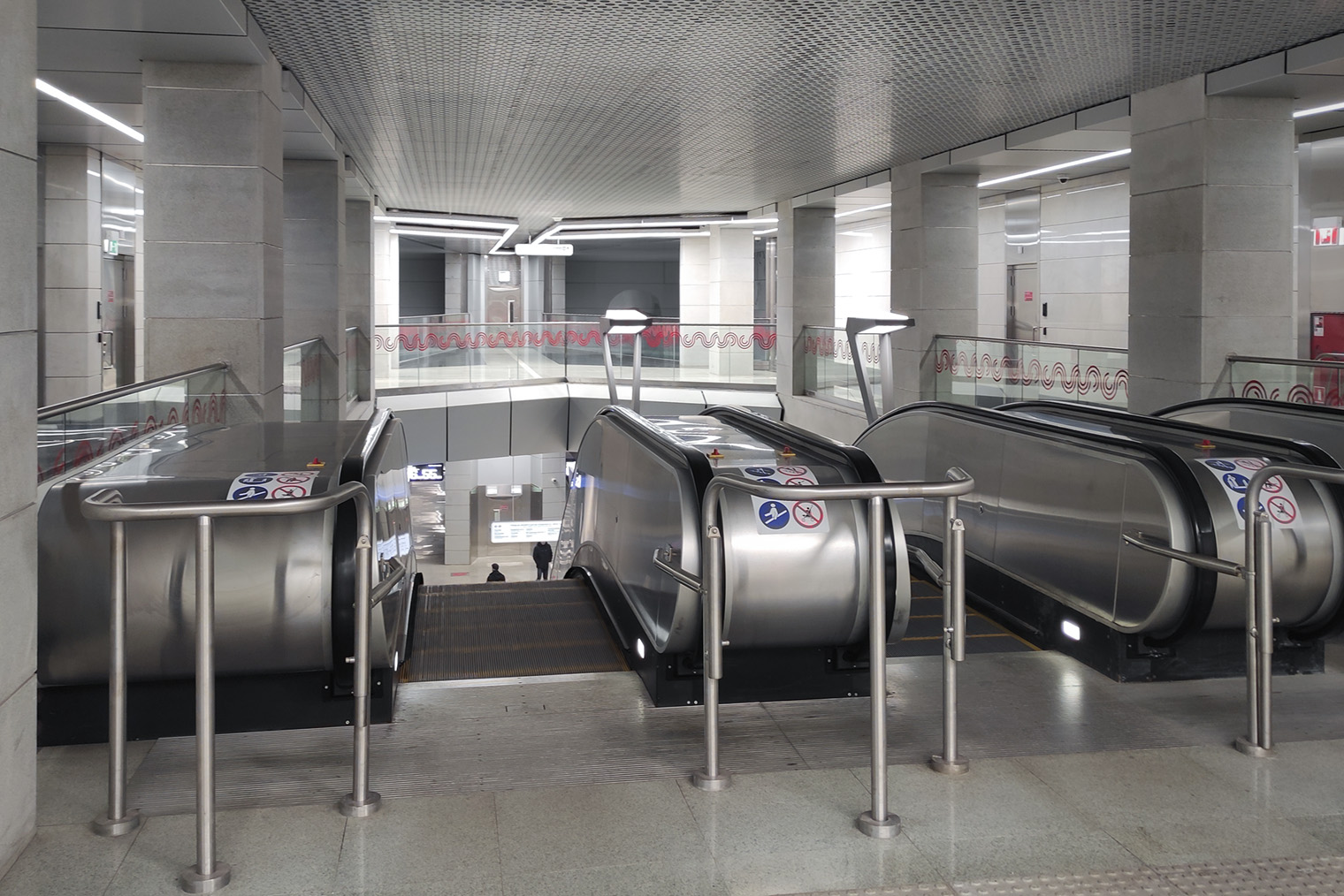 На станции «Аэропорт Внуково» позаботились о пассажирах с багажом: лестниц там нет, только эскалаторы и лифт