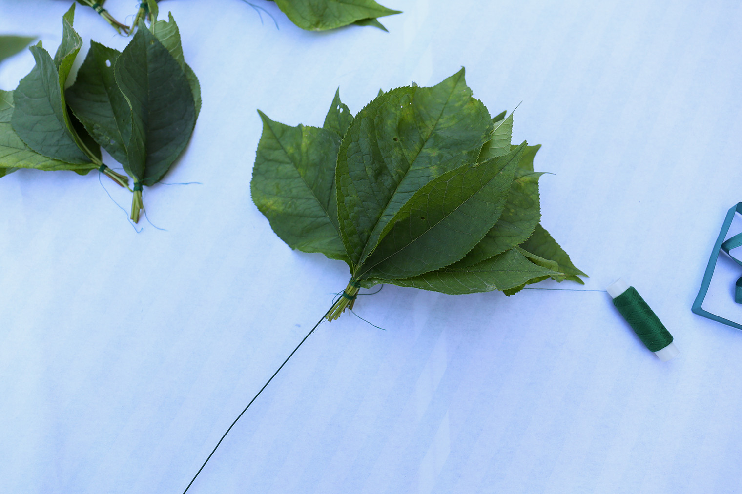 Крепим второй букетик