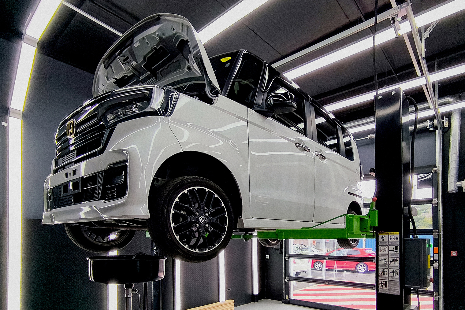 Осмотрели состояние машины на подъемнике