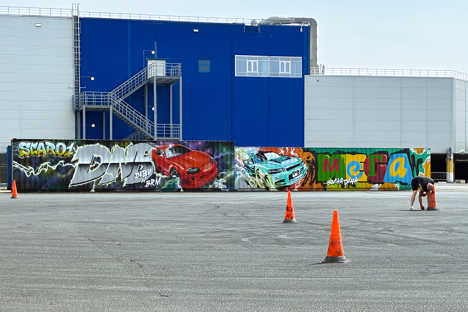 Наши контейнеры у ТЦ «Мега Белая Дача». Клиент хранил в них инструменты и стройматериалы и использовал контейнеры для ограждения части дрифт-площадки