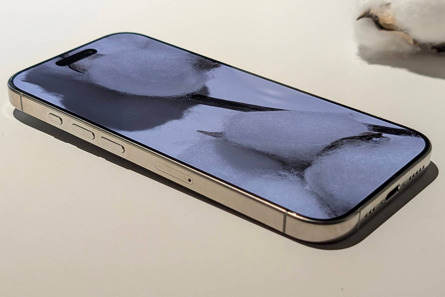 Экран хорошо читаем под углом у обоих смартфонов. На фото iPhone 16 Pro