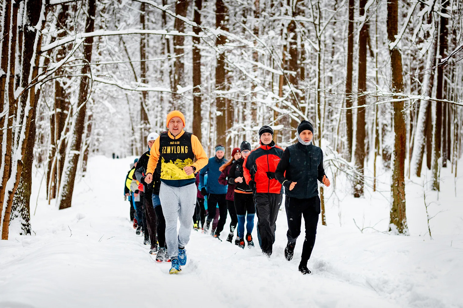 Летом нужно много воды, колы и обычно 72 банки б/а пива на финиш. Зимой пива нет совсем, воды и колы прямо на порядок меньше, зато на финише появляются пятилитровые термосы с горячим чаем