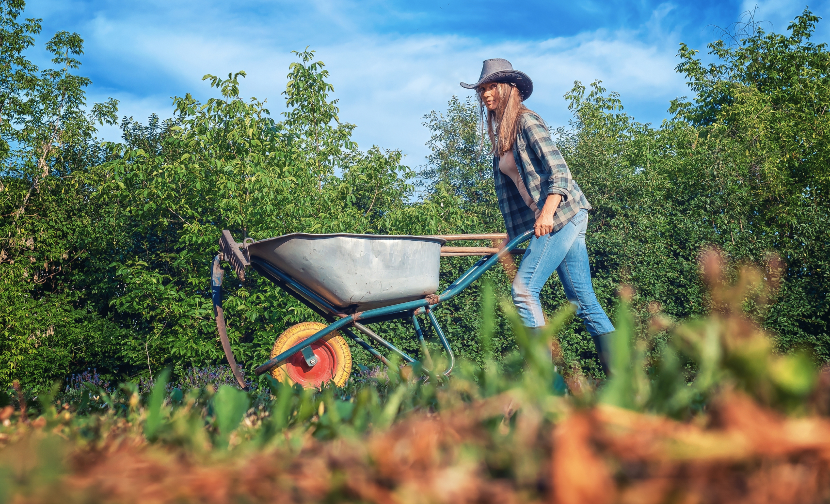 Перевозим груз на тачке