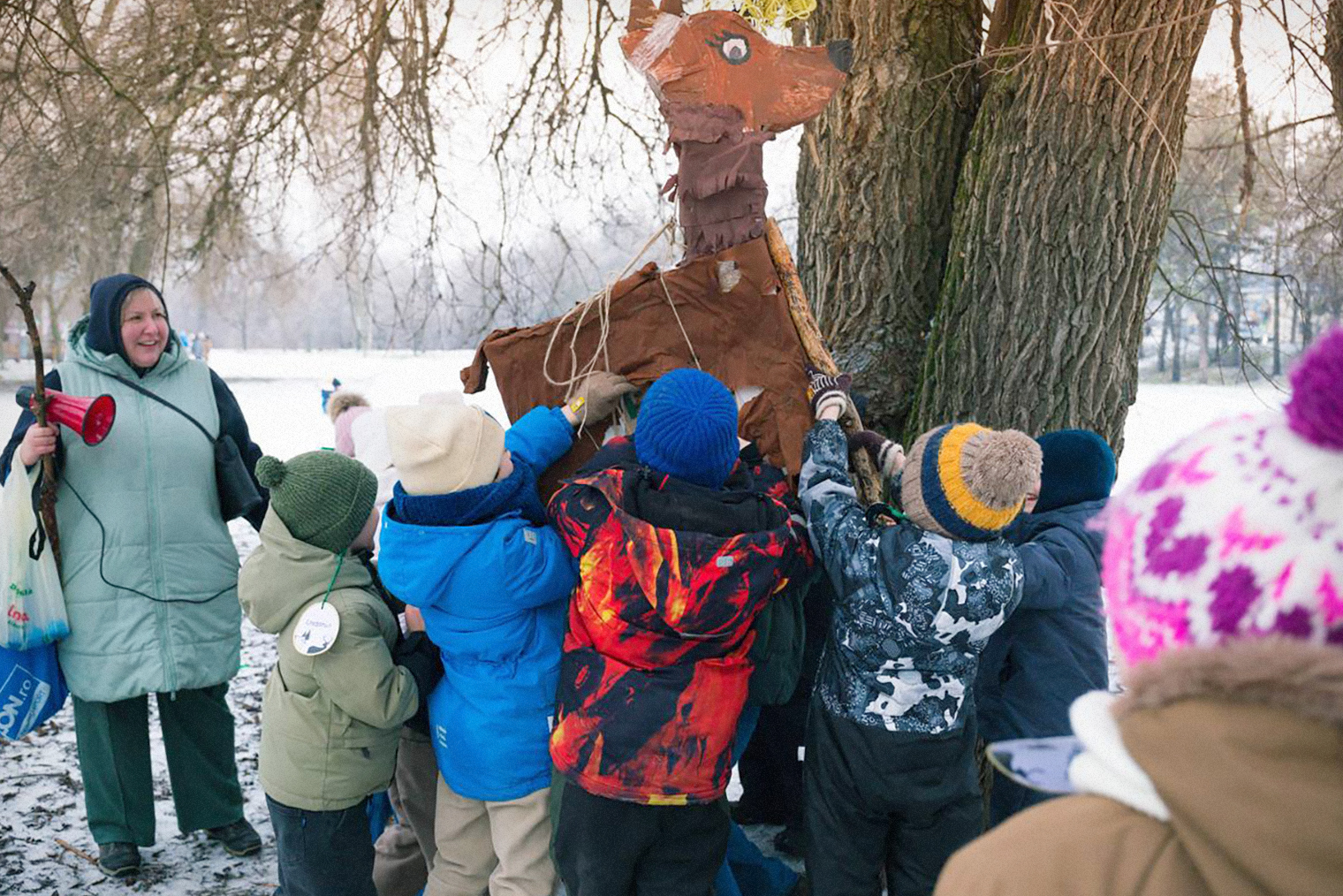 Мальчишки с огромным энтузиазмом восприняли затею с пиньятой