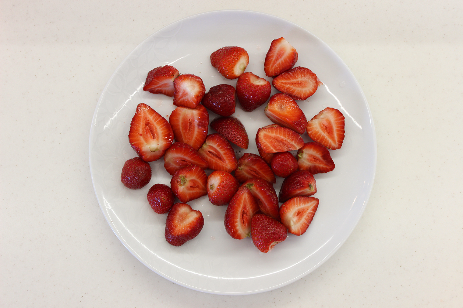 Некоторые ягоды попались крупные — их лучше разрезать: так они точно поместятся в сотейник
