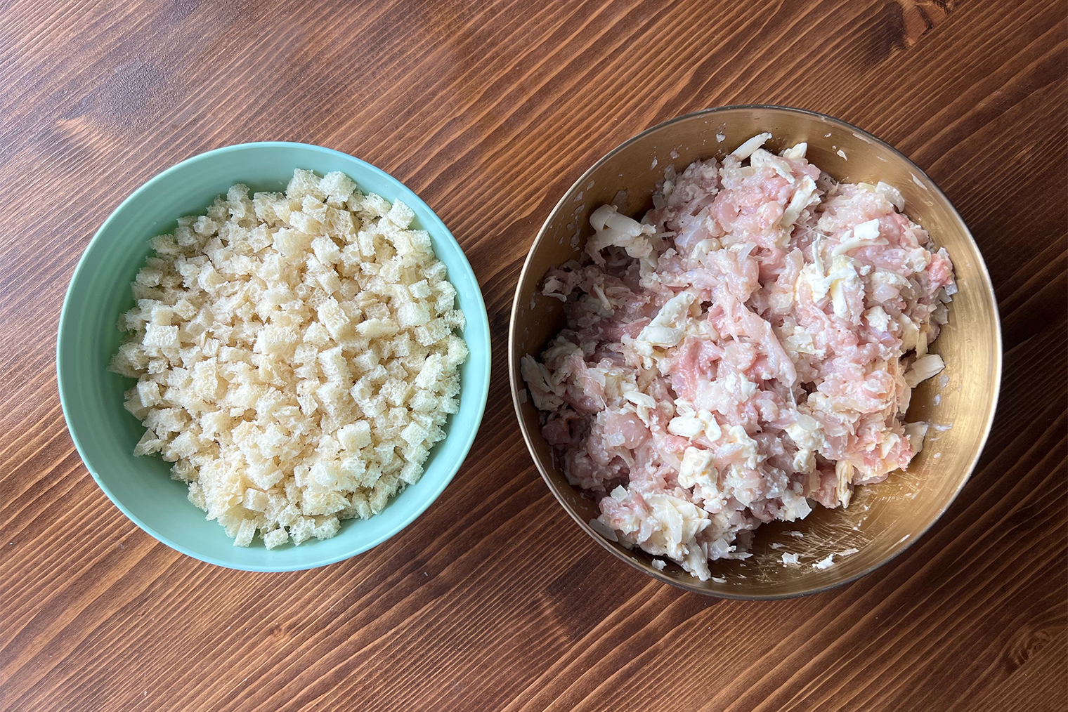 Если не готовы сразу панировать фарш, лучше держать его в холодильнике, чтобы масло не растаяло