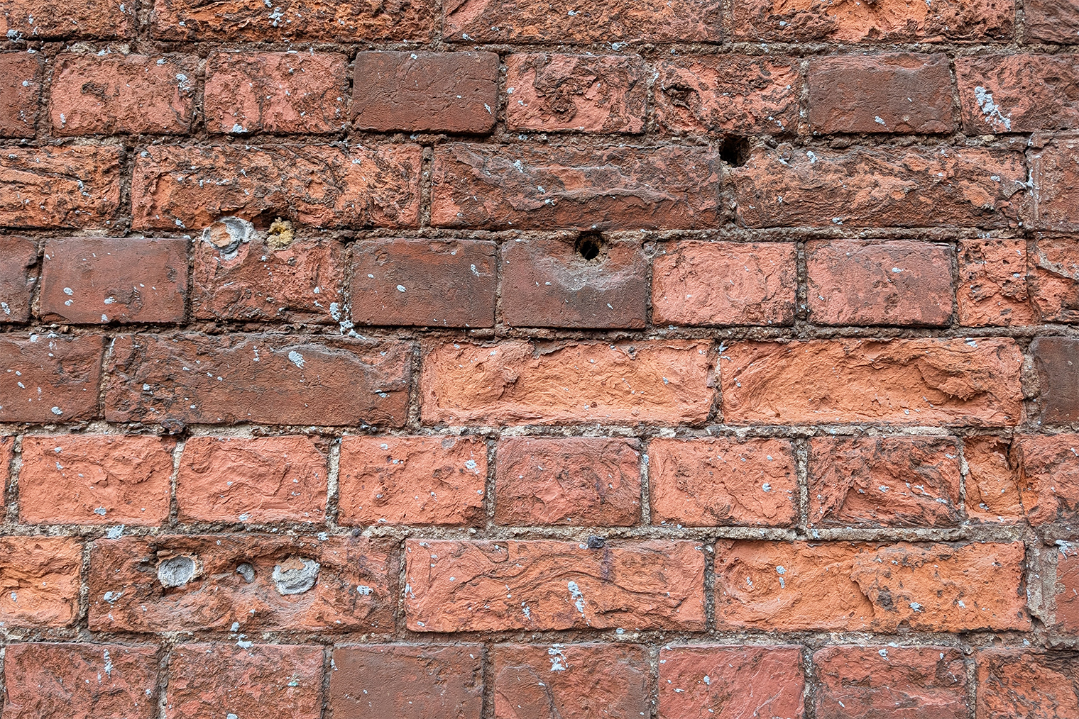 Здания выстроены из красного кирпича. И если кирпич местами крошится, то раствору ничего не делается