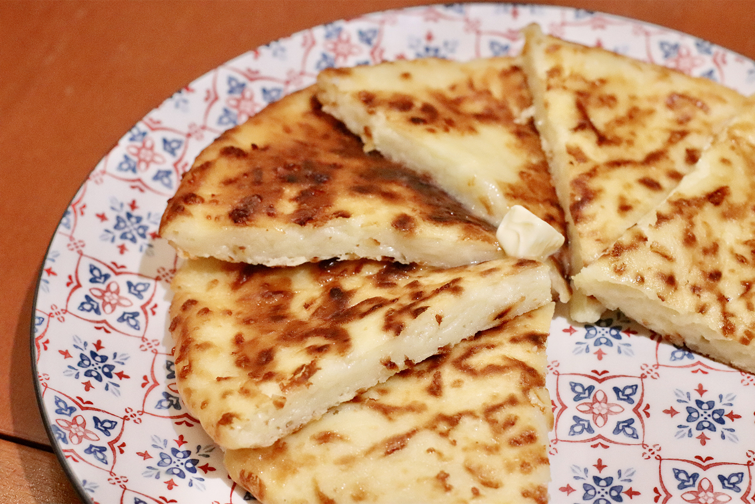 Шаг 5. Горячее хачапури смажьте сливочным маслом и подавайте