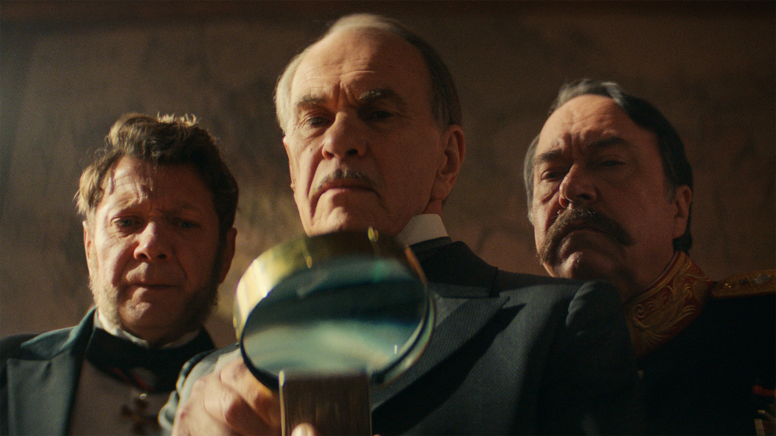 Окружение императора появляется на экране нечасто, но из-за того, что героев играют харизматичные актеры, каждый запоминается. Правда, второстепенных персонажей здесь меньше, чем хотелось бы