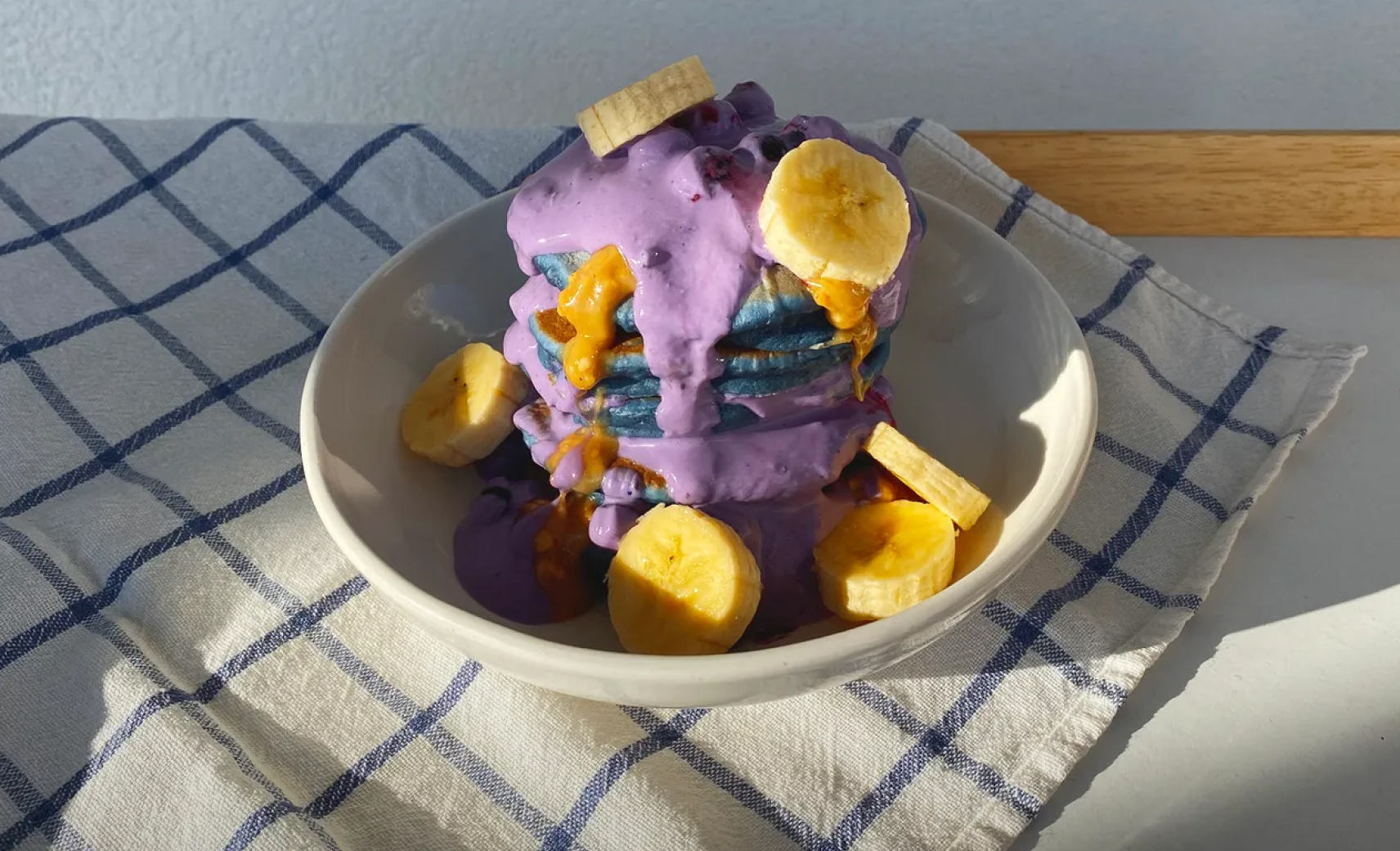 Панкейки с голубой матчей