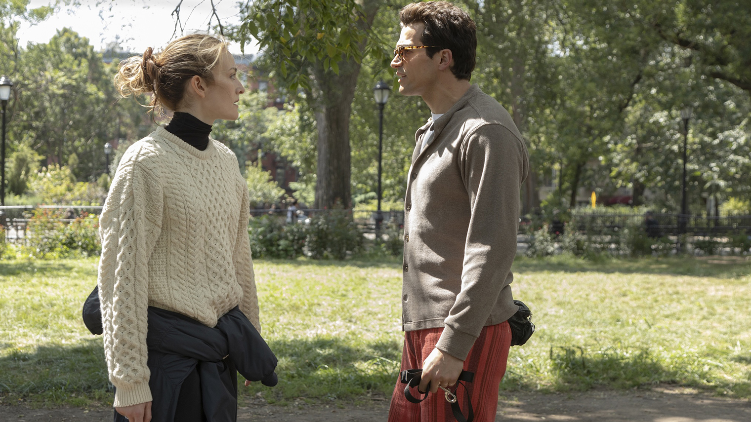 Кэролин и Джон часто оказывались под прицелом папарацци. У авторов есть возможность использовать реальные материалы. Например, в пятом эпизоде реконструирована ссора пары в Бэттери-парке