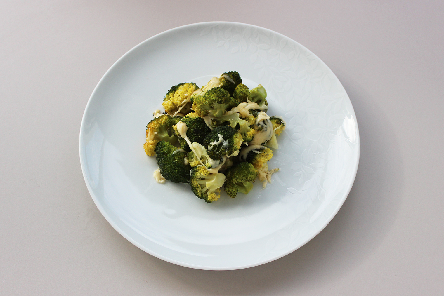 Шаг 5. Готовую брокколи с сыром подавайте горячей, пока сыр еще тянется