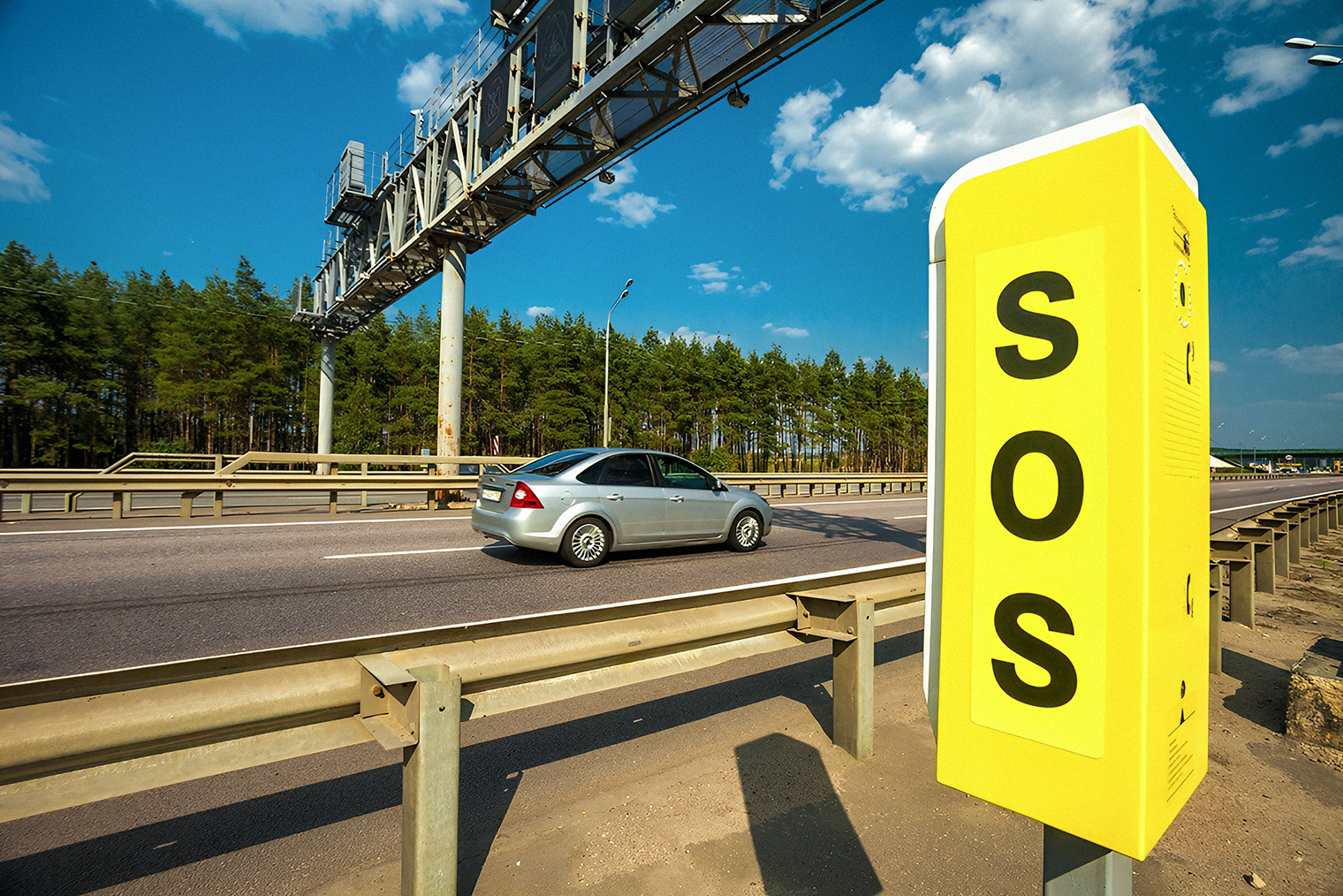 Аварийные службы можно вызвать из приложения, с мобильного телефона или воспользоваться телефонами экстренной связи на ярко-желтых стойках, которые расставили вдоль всей трассы