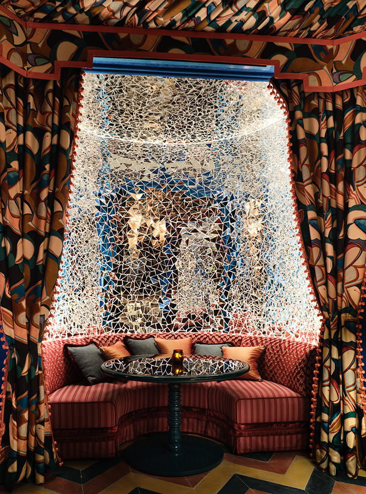 Оттенки подушек и дивана отражены в принте штор и зеркальной поверхности стола. Это увязывает многообразие текстур и форм в единую концепцию. Источник: mbds.com