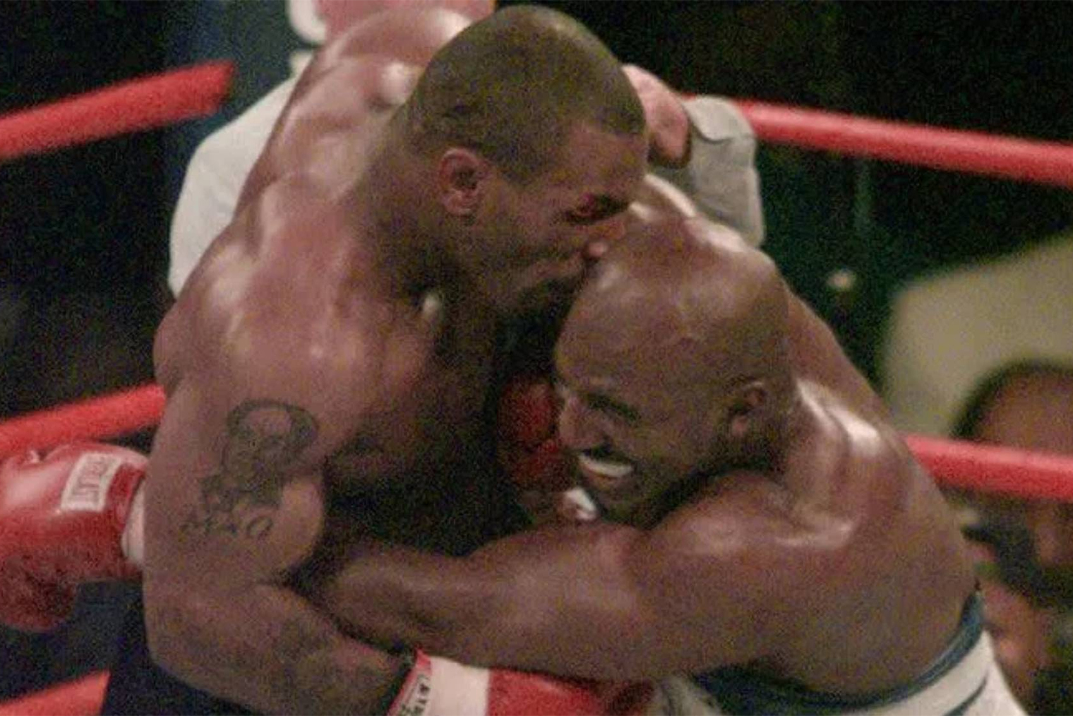 Майк Тайсон, среди прочего, известен как боксер, который откусил кусок уха Эвандера Холифилда. Источник: marca.com