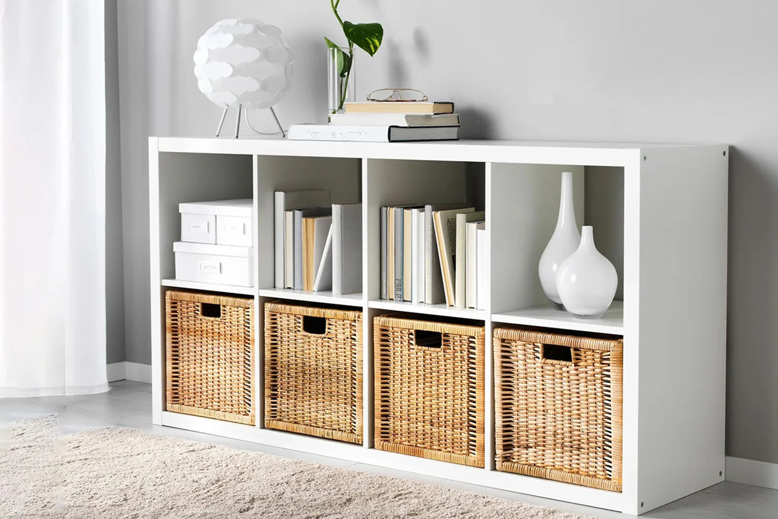 Пример организации вещей: мелкие и пестрые предметы убрали в однотипные плетеные корзины. Они делают интерьер теплее и стильнее. Источник: inquirer.com