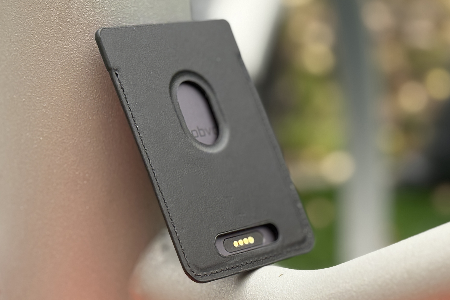 Чтобы заряжать диктофон прямо в чехле, напротив магнитного коннектора есть вырез