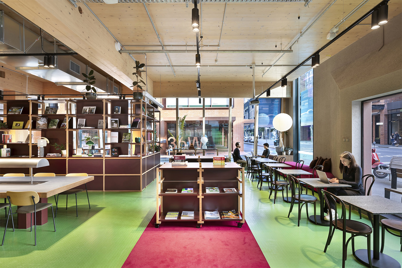 Функциональное зонирование сделано предельно рационально. Стеллажи решают сразу несколько задач: хранение, навигация и частичное разделение пространства. Это типичный модернистский подход, когда один элемент выполняет несколько функций. © flack.studio