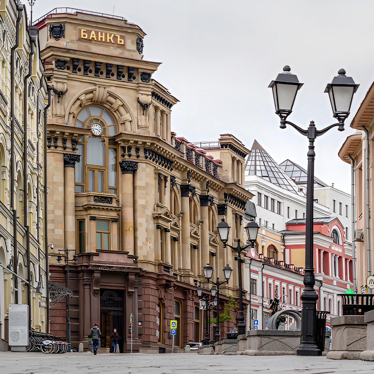 У музея есть уличная экскурсия «Москва банковская» для учеников 9⁠—⁠11⁠-⁠х классов и взрослых. Маршрут проходит от Петровки до Кузнецкого моста. Источник: museum.cbr.ru