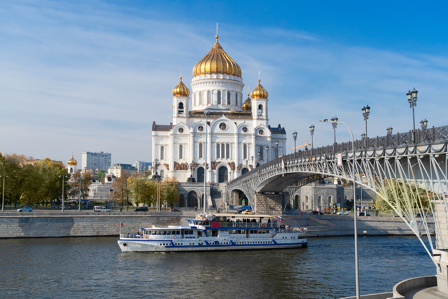 Вид на храм Христа Спасителя и Патриарший мост с Берсеневской набережной. Фото: Neirfy / Shutterstock