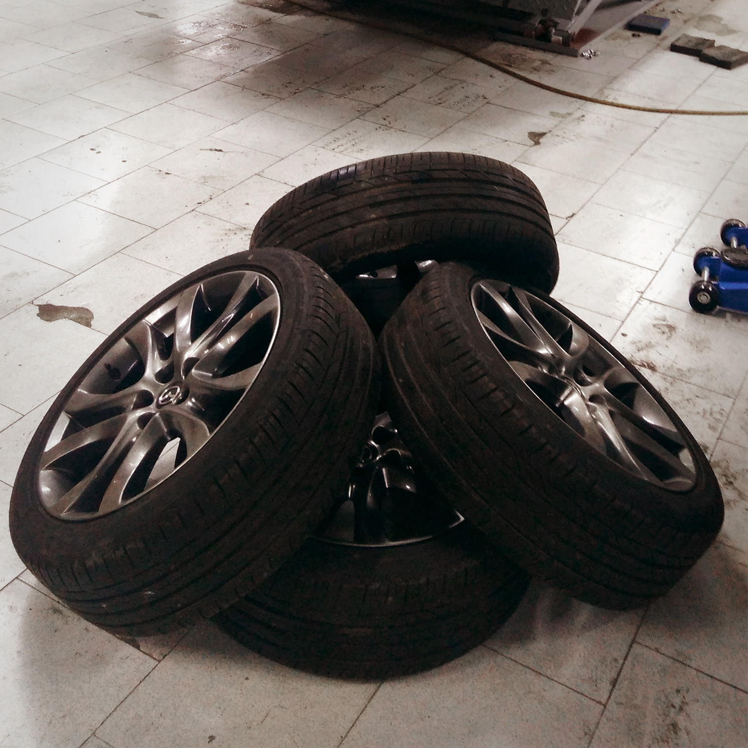 Удобно менять местами летние и зимние колеса, когда два комплекта в сборе