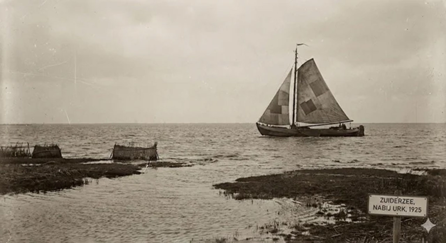 Возле острова Урк в Нидерландах сейчас суша, но для 1925 года нейросеть нарисовала исторически корректно — море