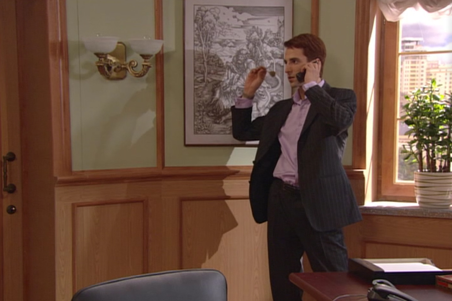 Воропаев в своем кабинете на фоне гравюры Дюрера. Кадр: СТС