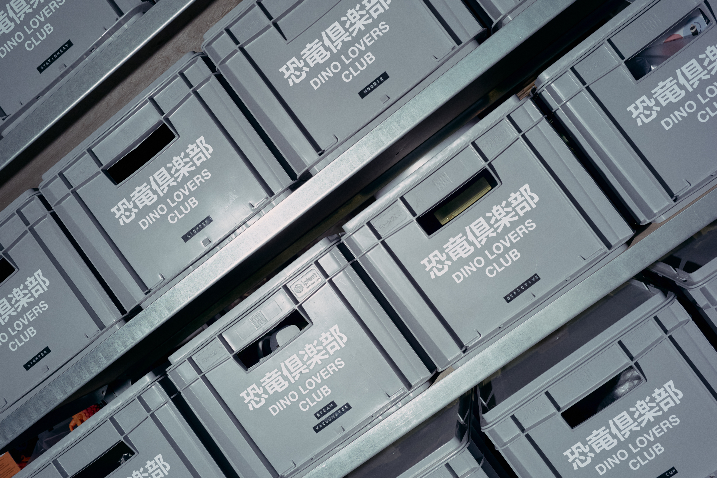 Красивые вешалки, серебряные украшения — много всего. С логистикой проблем не было: можно было отправлять по почте коробки по 30 кг