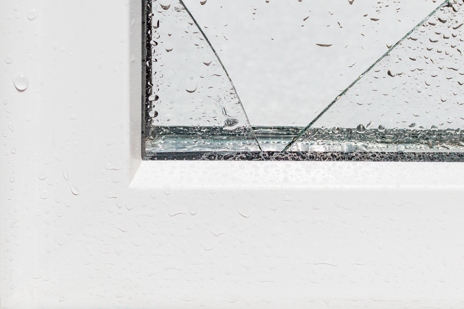 Такое бывает, если окна неаккуратно везли. Это придется менять. Фотография: Uesiba / Shutterstock / FOTODOM