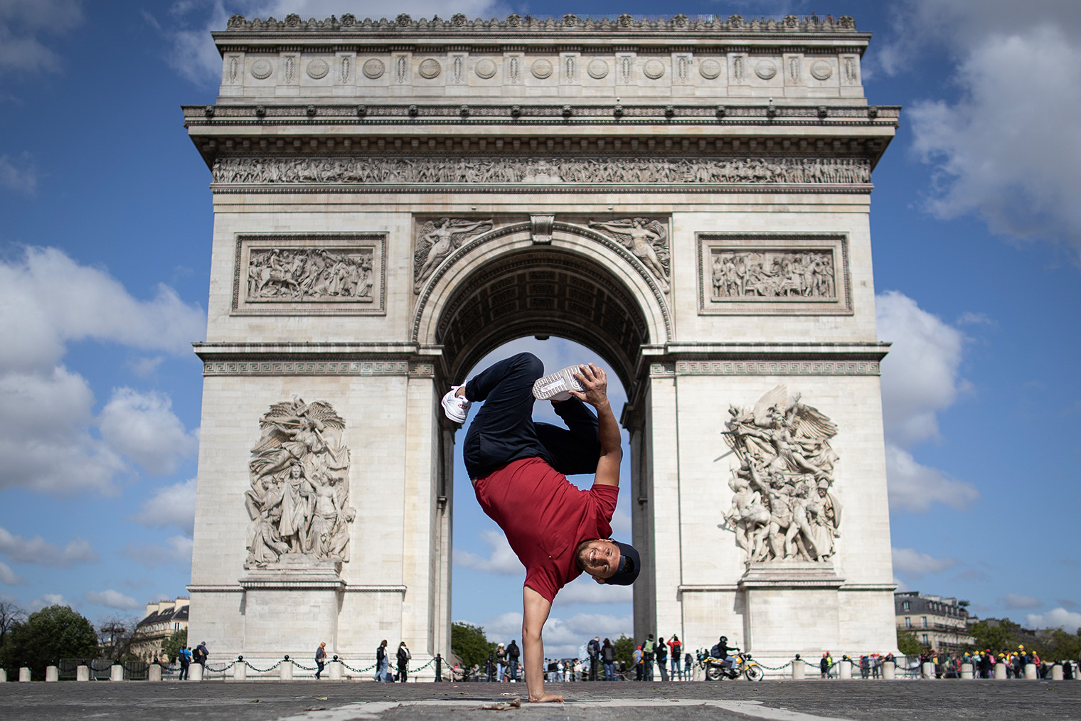 Француз Мунир Биба позирует перед Триумфальной аркой в Париже. Фотография: Ryan Pierse / Getty Images
