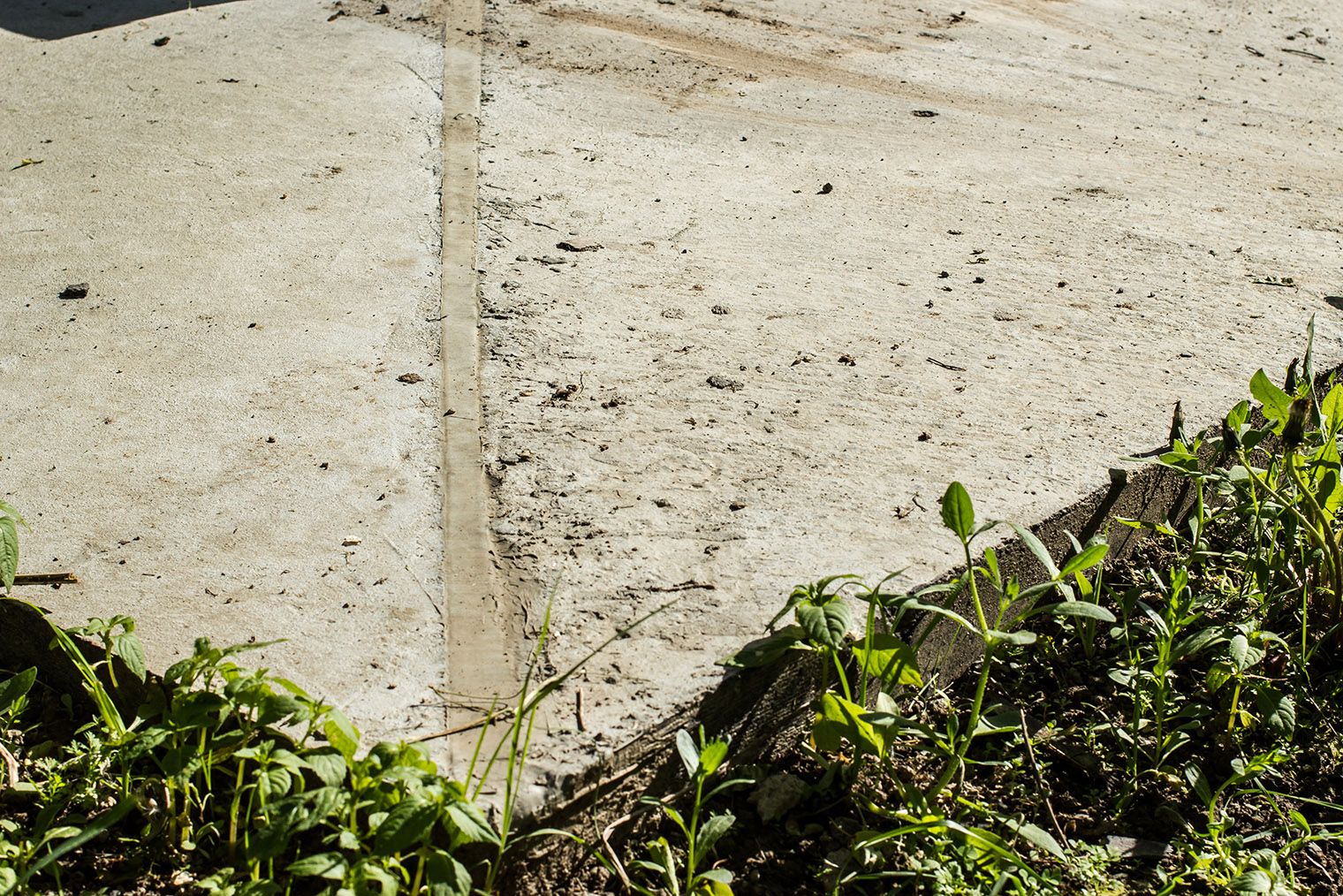 Компенсационные швы обязательно надо сделать в углах здания и местах прилегания к цоколю. © Roman Chekhovskoi / Shutterstock / FOTODOM