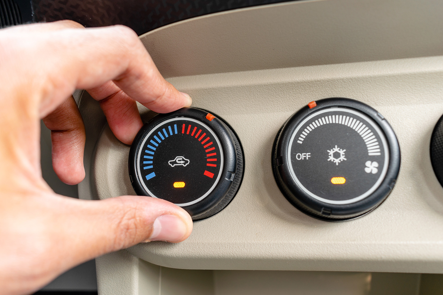 Кнопка включения кондиционера обозначается знаком снежинки или буквами A/C — Air Conditioner. Если в машине он есть, будет и отдельная кнопка. Фото: Mohamed Ali Gabr / Shutterstock
