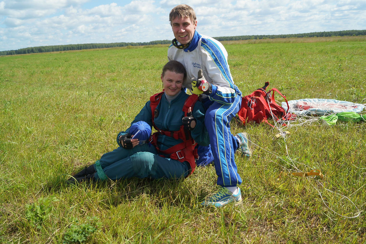 Приземления я боялась больше, чем прыжка, но оказалось, что зря. Когда мы подлетали к земле, инструктор попросил меня подтянуть ноги и в сам момент приземления просто немного пробежался по земле