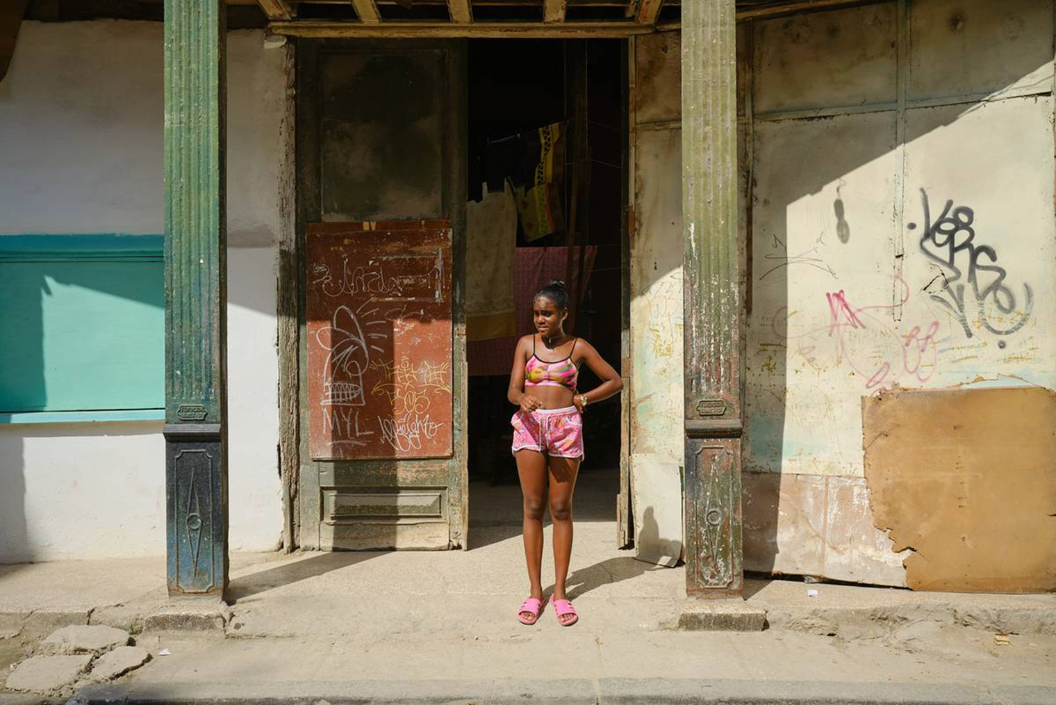 За два дня прогулок по Старой Гаване я увидел только одну детскую площадку. Большинство детей проводят досуг непосредственно на улице возле домов