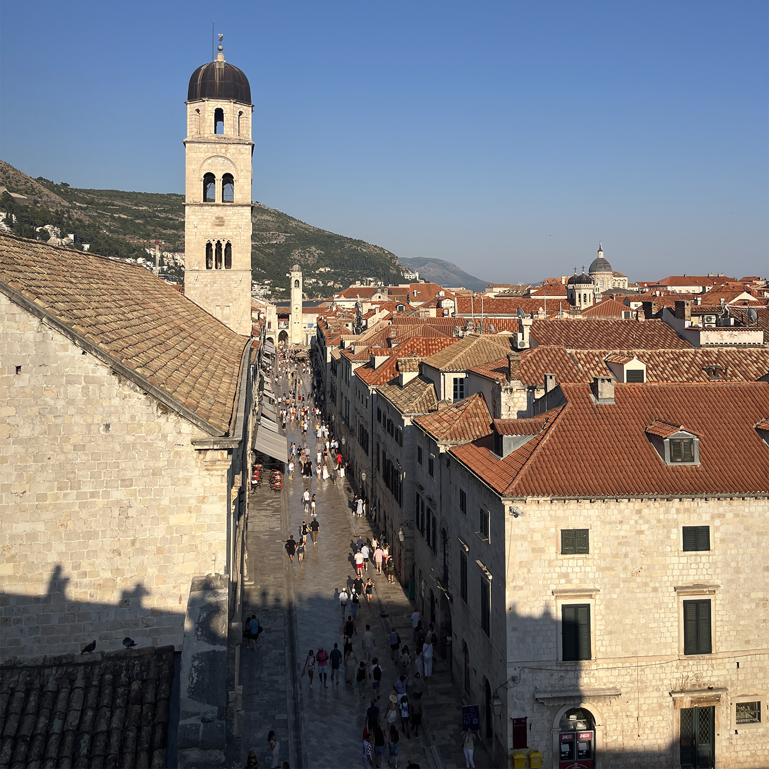 Главная улица города Страдун гораздо больше понравилась мне с высоты. Обычно на ней очень много людей, а в дневное время было негде укрыться от палящего солнца
