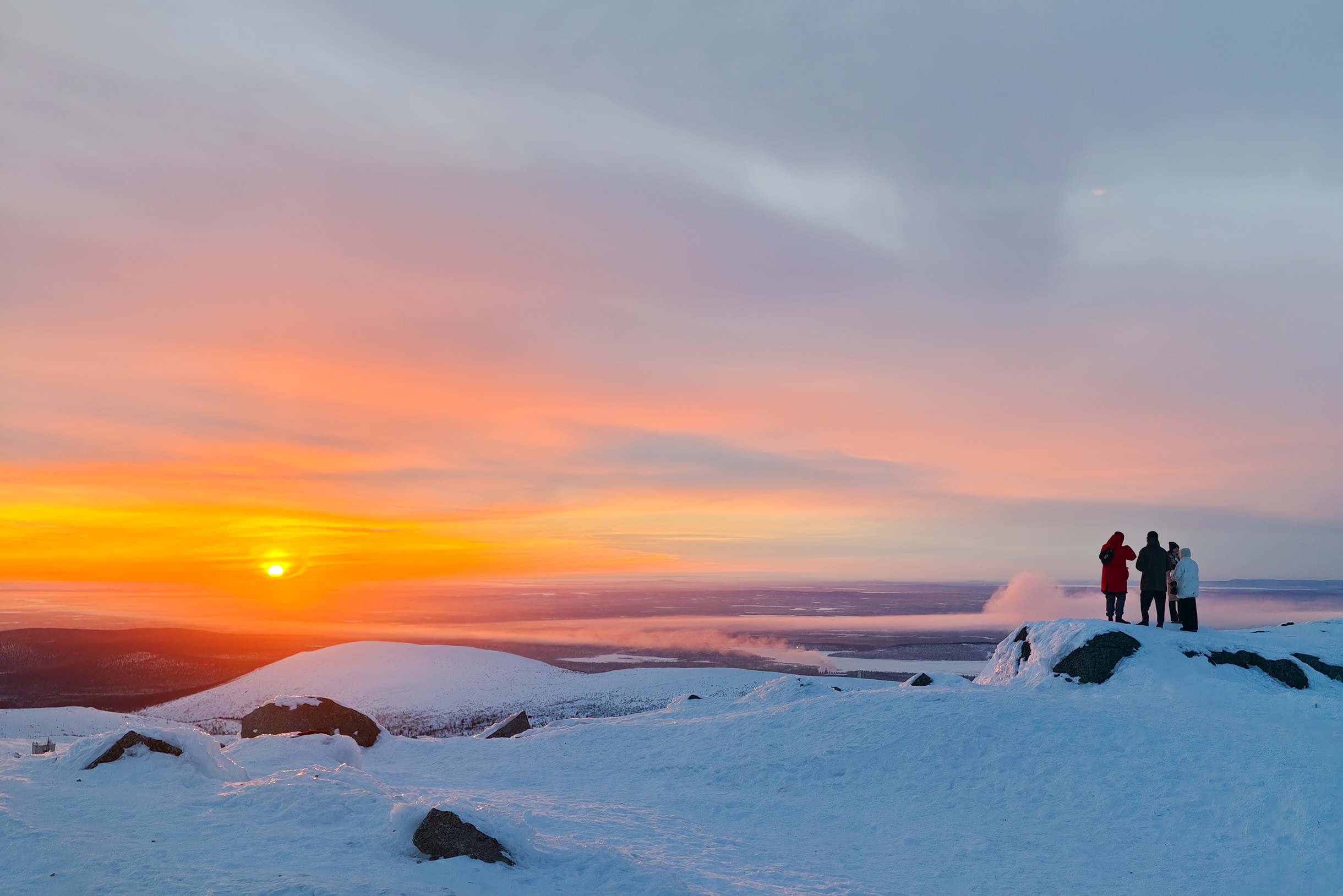 На горе застала группу туристов с гидом. Вероятно, они приехали на день из Мурманска