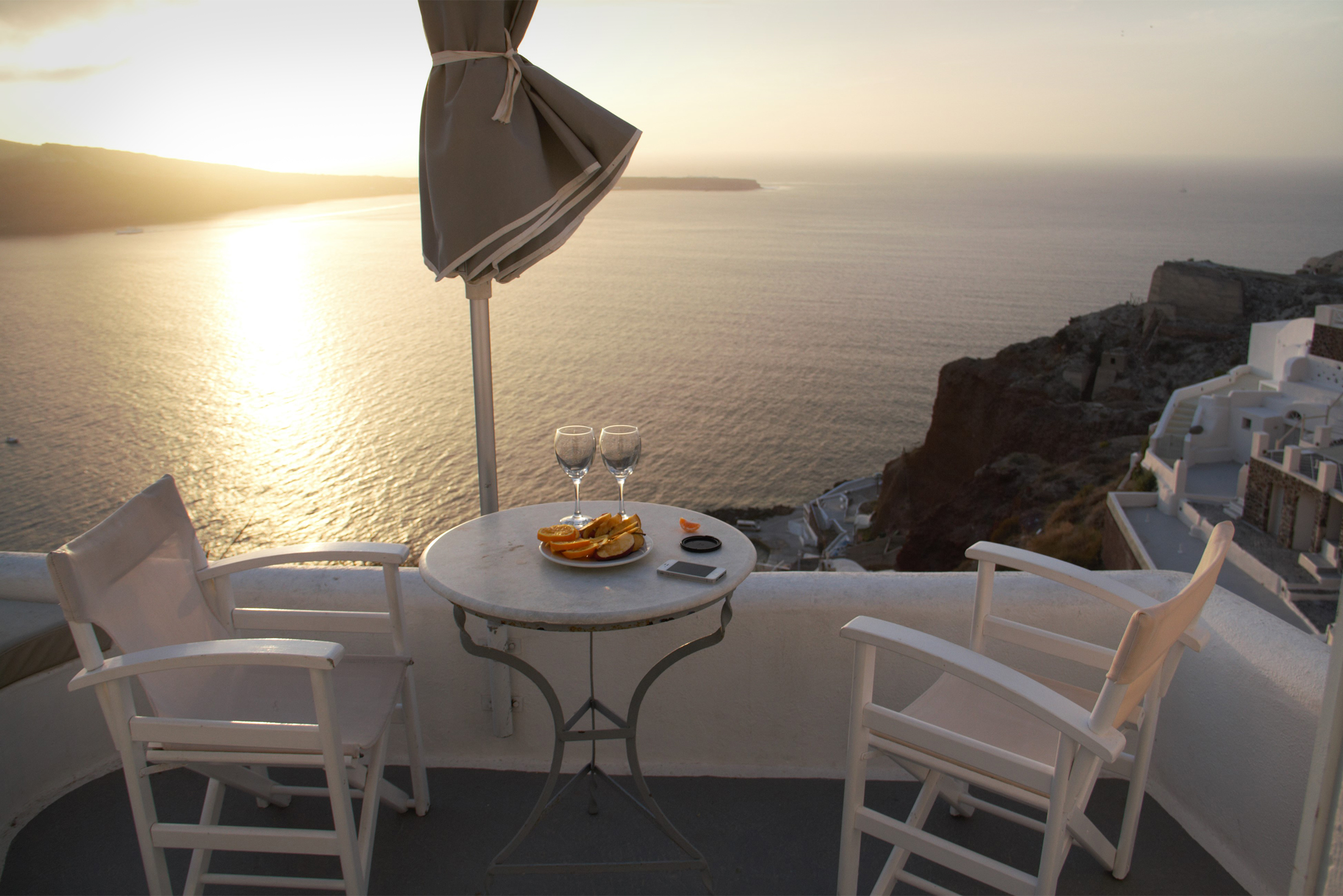 Самое главное чудо наших апартаментов в Ие — балкончик с видом на закат. Впечатления, которые остаются с нами уже долгие годы