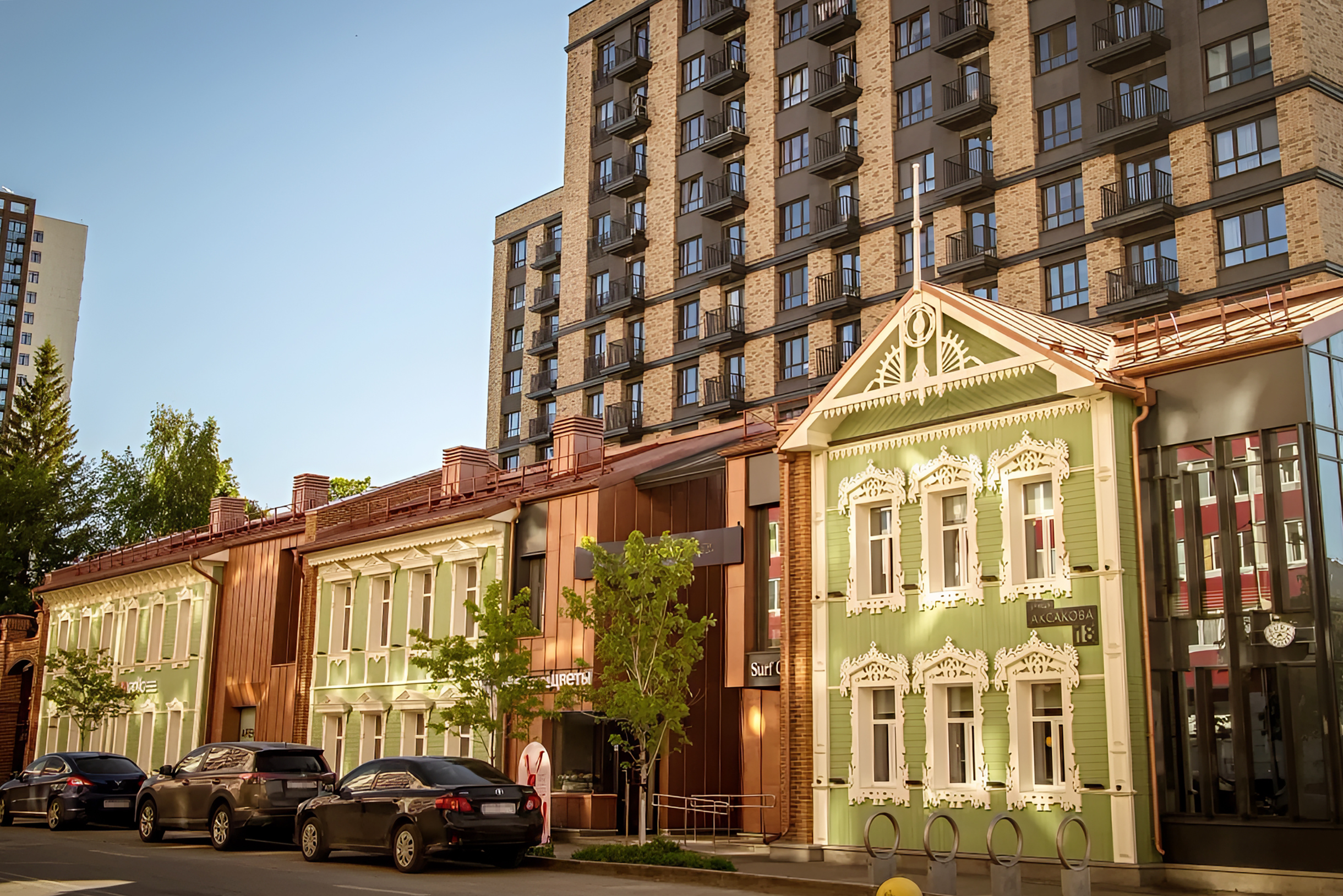 Компания-девелопер попыталась обыграть новую застройку на улице Аксакова с историей этого места. Цены на коммерческую и жилую недвижимость здесь, судя по объявлениям на агрегаторах, не совсем гуманные. Но любителям сети кофеен с досками для серфинга в интерьере рекомендую заглянуть — в здании как раз разместился один из филиалов