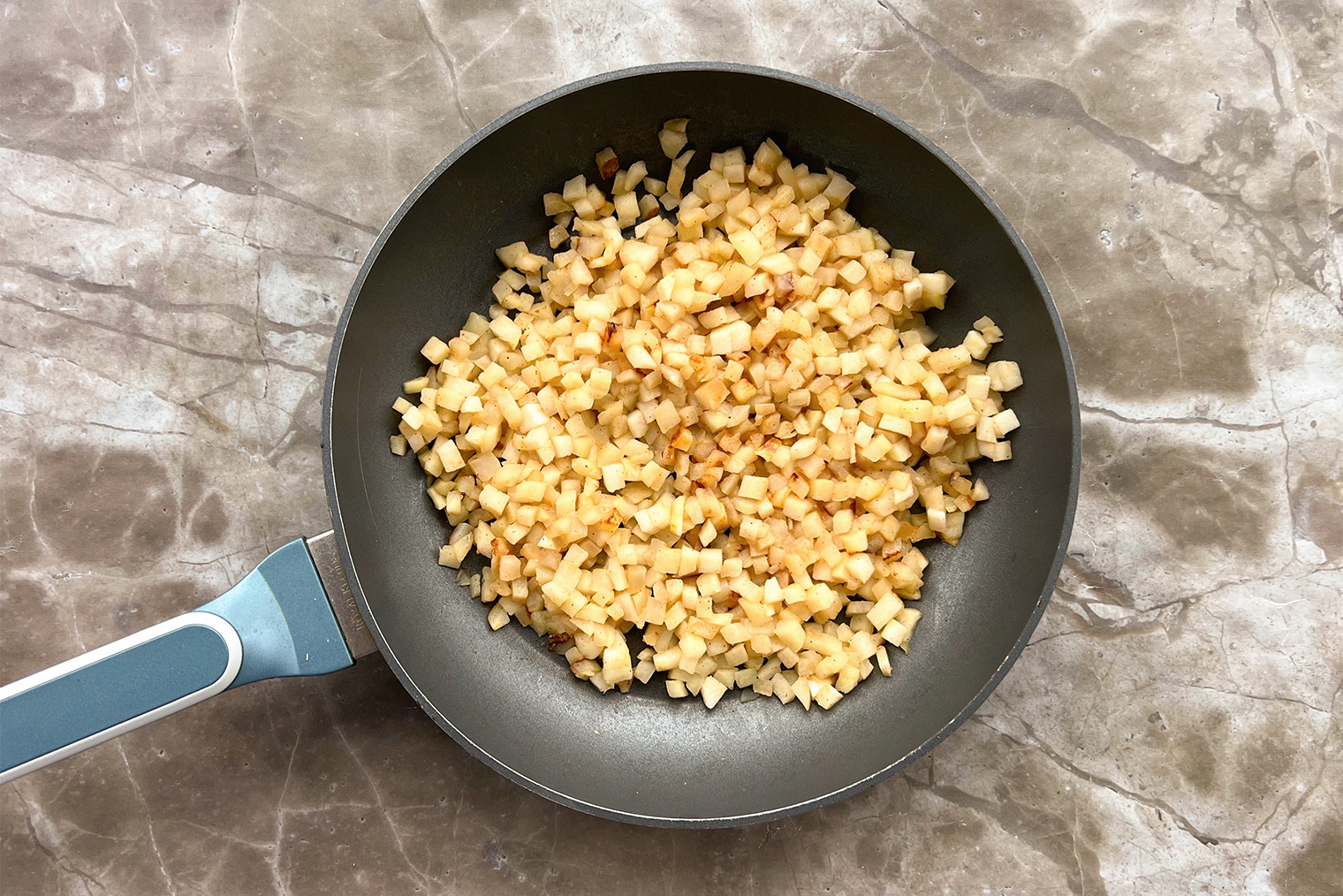 Если через 10 минут в сковороде еще есть жидкость, немного прибавьте огонь и готовьте еще 2—3 минуты, чтобы ее выпарить