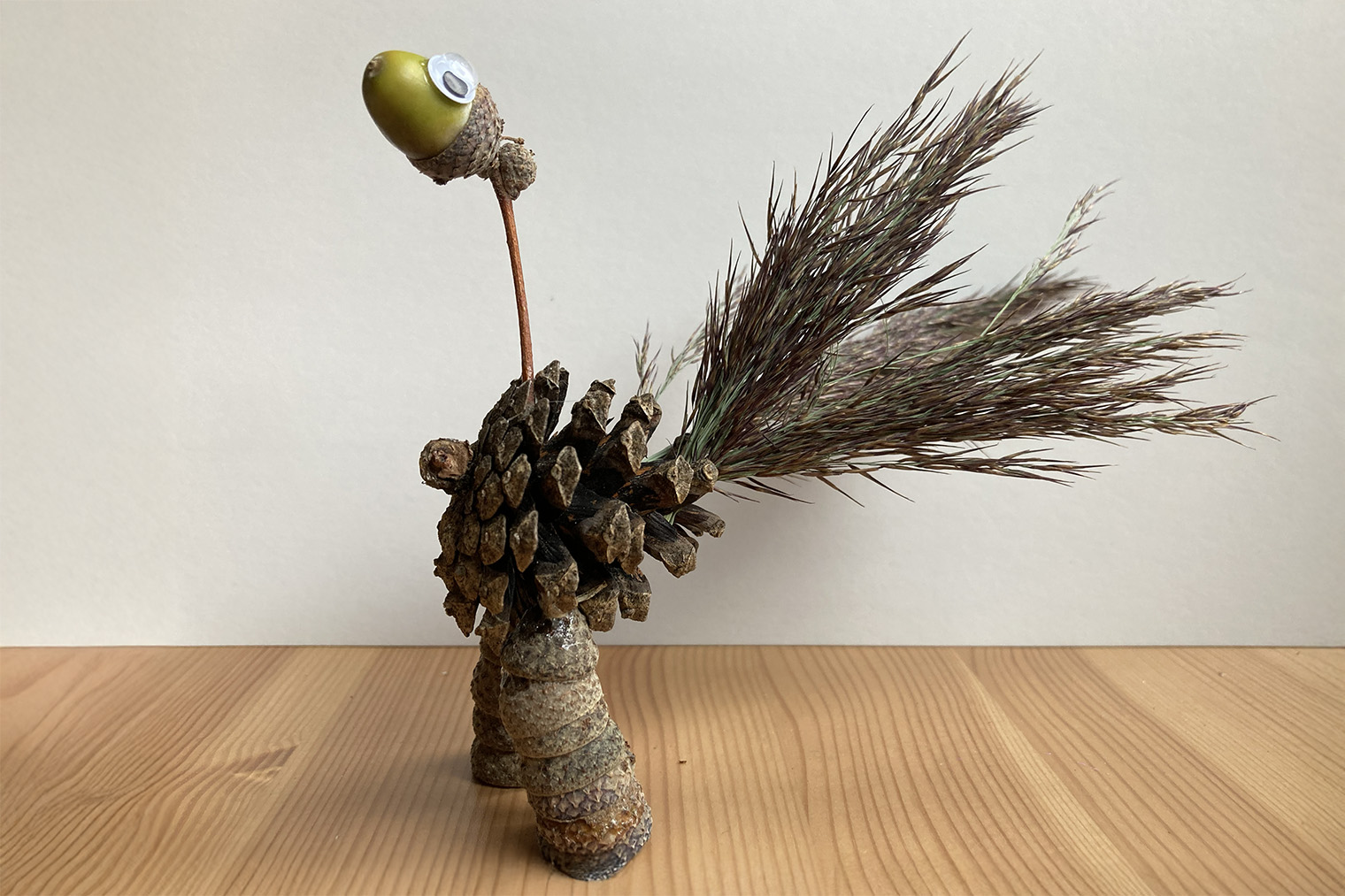 Если самоклеящиеся глазки плохо держатся, их можно посадить на суперклей