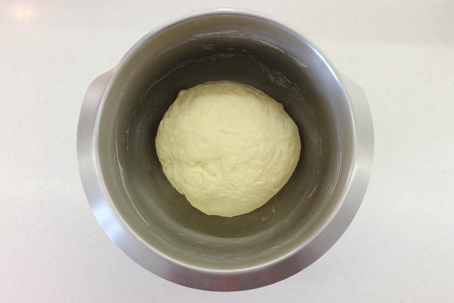 Готовое тесто плотное и эластичное