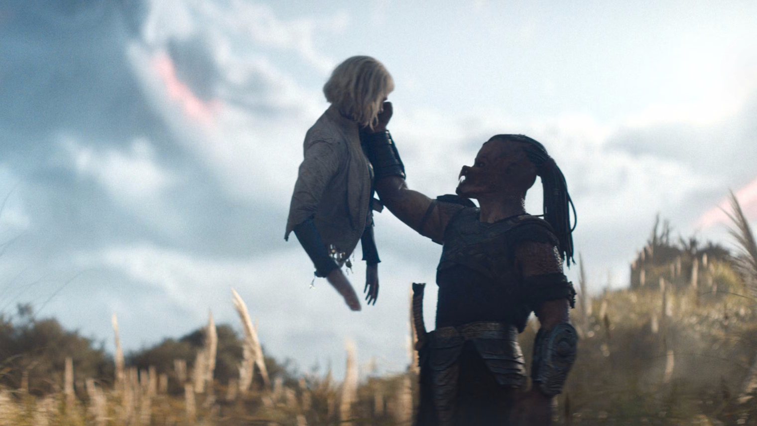 Половина тела синтетика не только напоминает о подобных персонажах из «Чужого», но и становится сквозной шуткой фильма. В финале ноги Тии даже дерутся отдельно от хозяйки