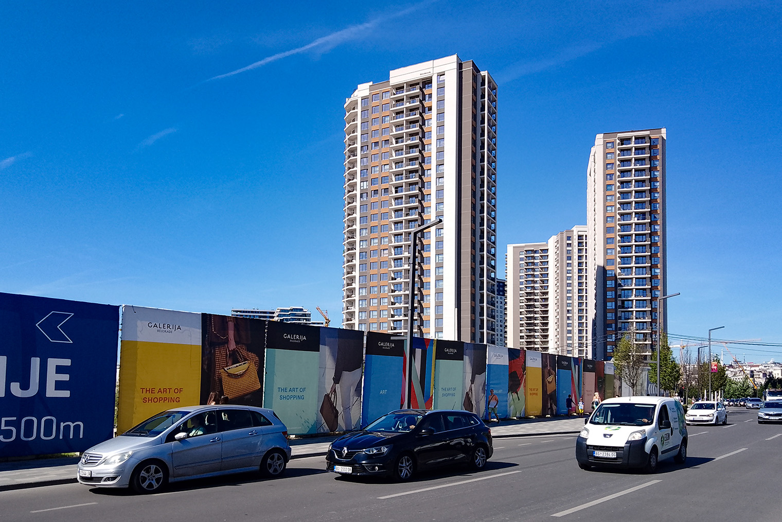 Новостроек в Белграде тоже много. Город активно застраивается. Главное средоточие современных многоэтажек — район Белград⁠-⁠на⁠-⁠Воде