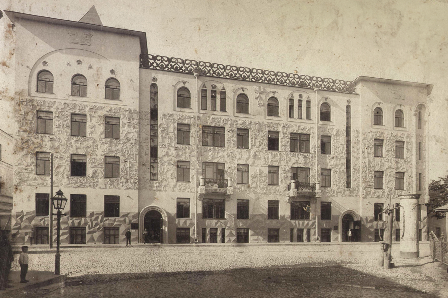 Доходный дом церкви Троицы на Грязях в Москве. Дата съемки: 1911—1917 год. Источник: Wikimedia.org