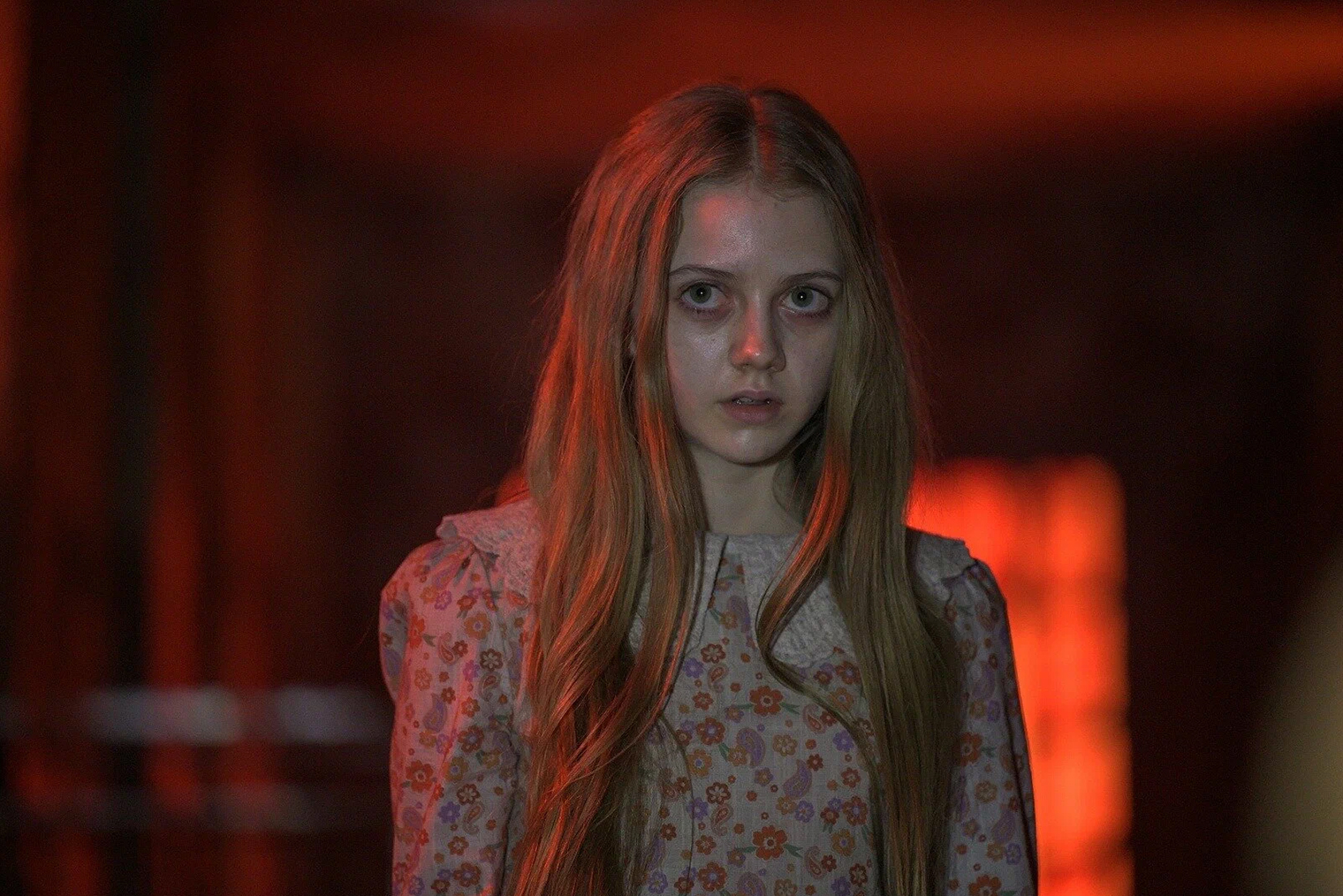 Лора в оригинальной игре была единственным нормальным человеком в Сайлент-Хилле. В фильме она такая же, как все: грязная, побитая и не внушающая доверия