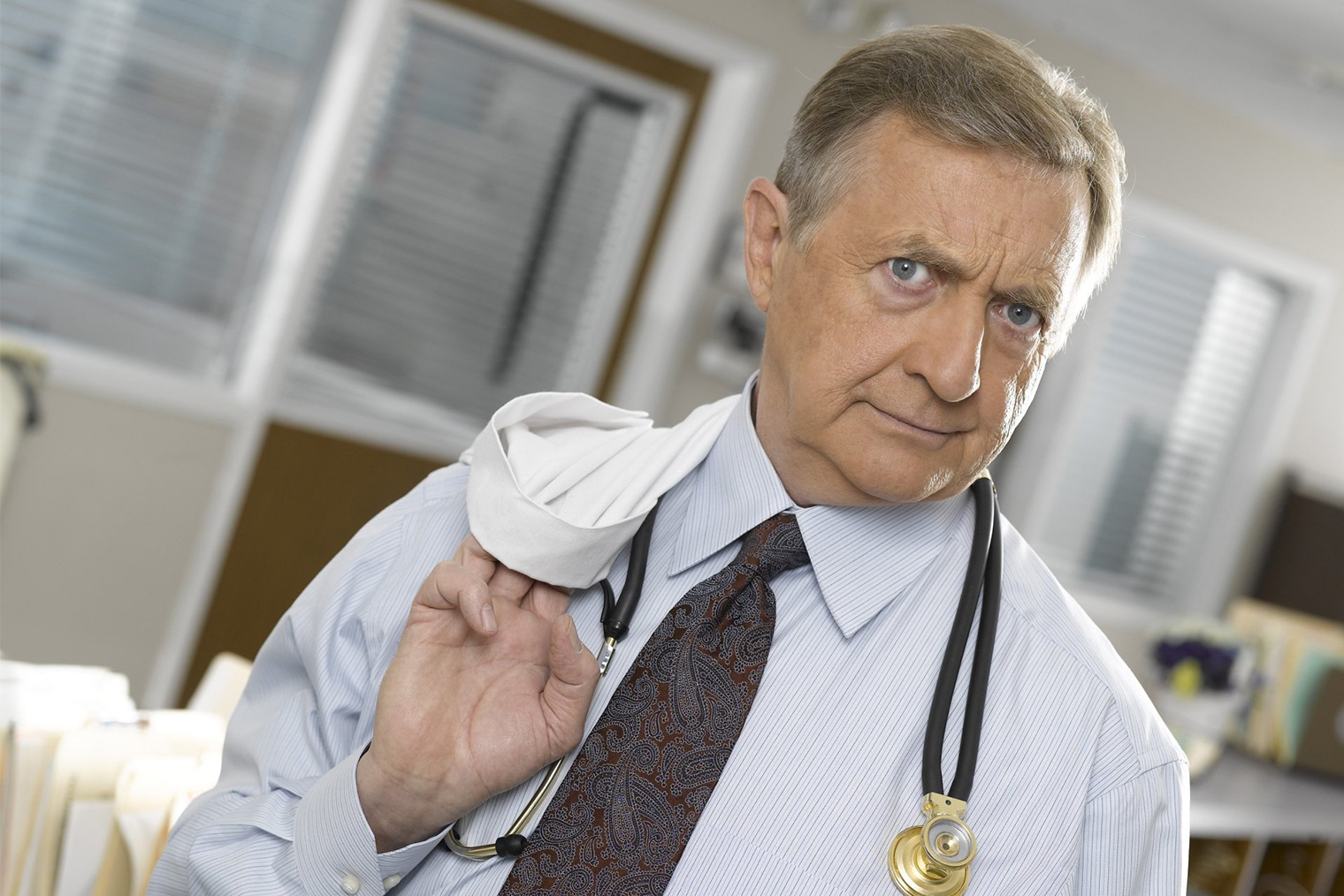 Противостояние Кокса и Келсо — сквозная линия сериала. Иногда доходит до открытой вражды: главврач отправляет подчиненного работать в тюрьму, а тот однажды бьет начальника по лицу. © NBC