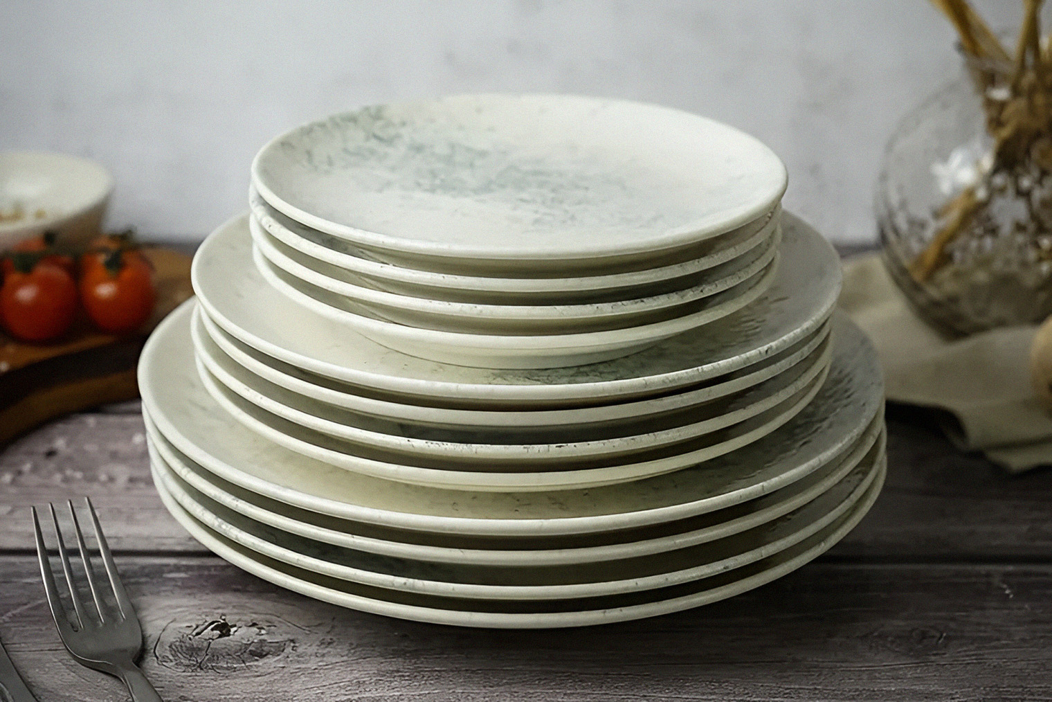 А этот набор не из тонкого фарфора. Он подойдет для обеда в современном, более свободном стиле, но не для классики. Источник: ozon.ru