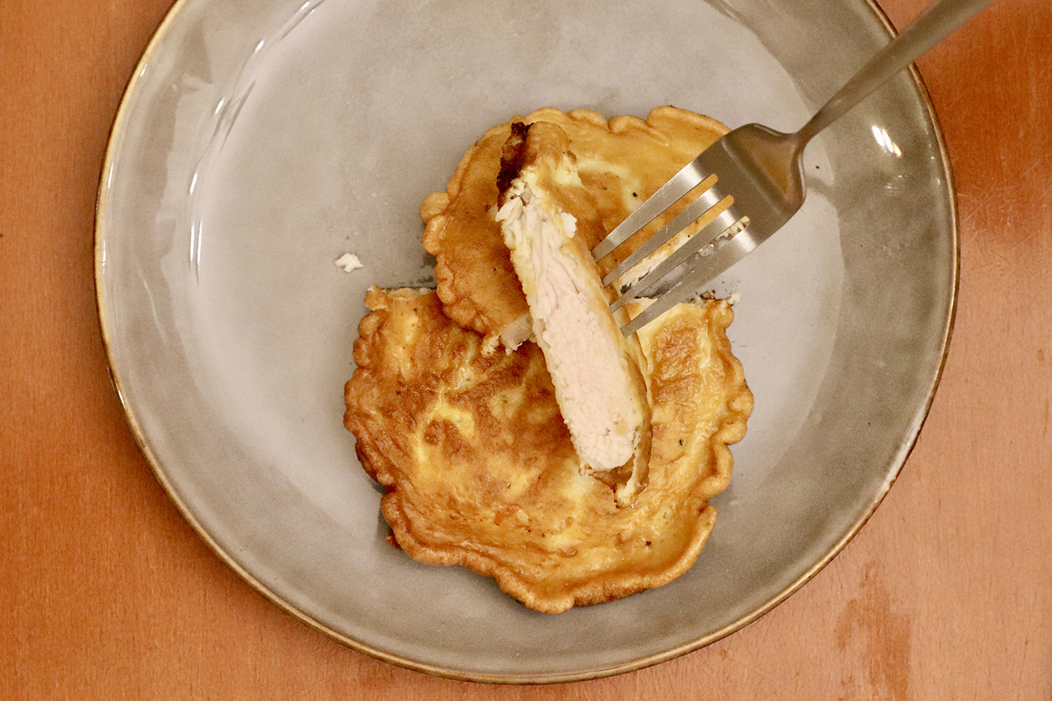 Шаг 5. Готовые куриные отбивные подавайте горячими с любимым гарниром и соусом