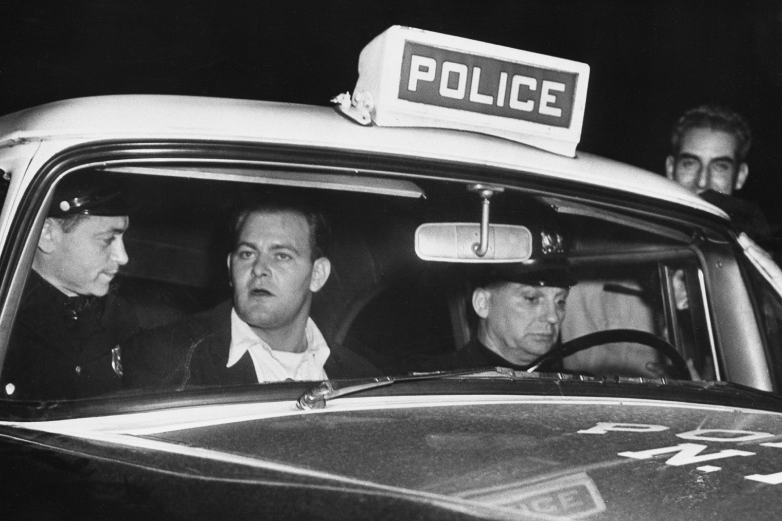 Томас Фитцпатрик в полицейской машине. Фотография: Bettmann Archive / Getty Images