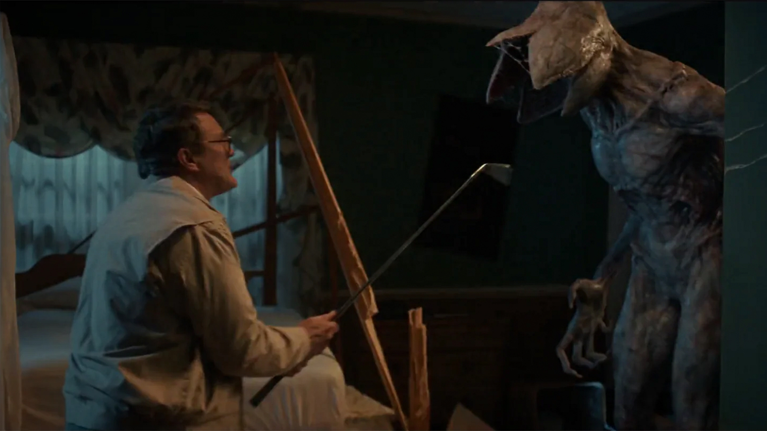 Пока Холли с матерью прячутся от демогоргона, в схватку вступает отец семейства Тед, но монстр его одолевает